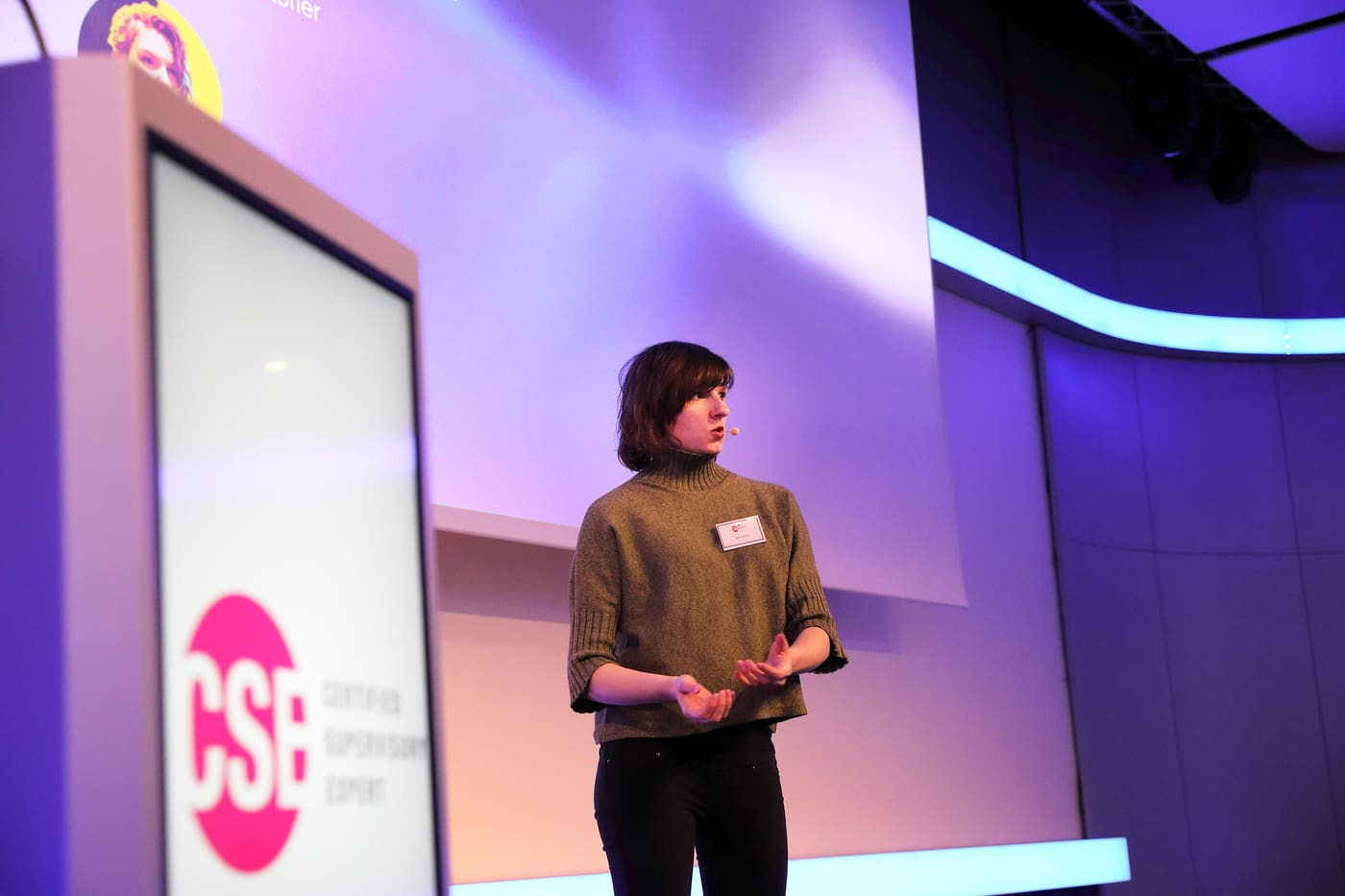 Anna Kofler von thynkAI hält eine Keynote